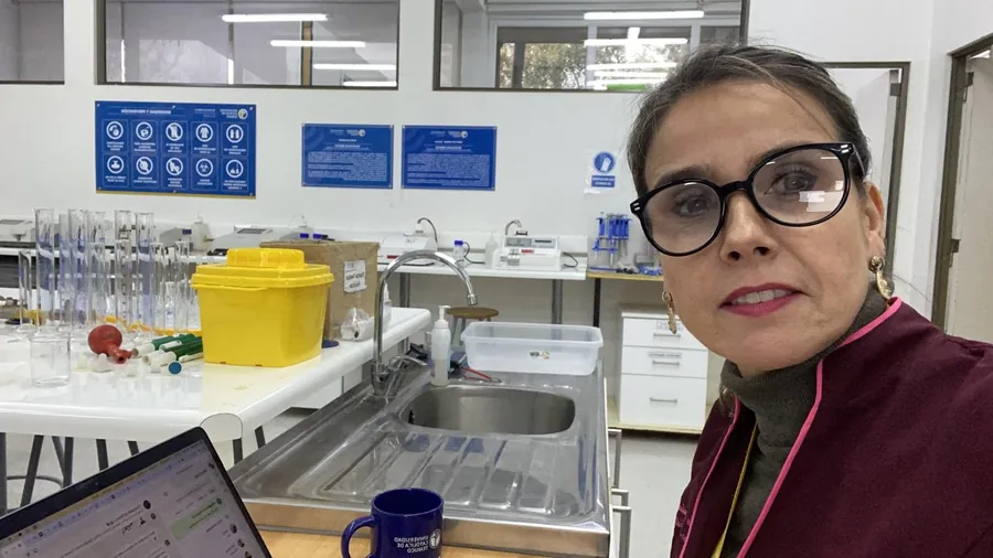 Marcela Andaur en laboratorio de la Universidad Católica de Temuco
